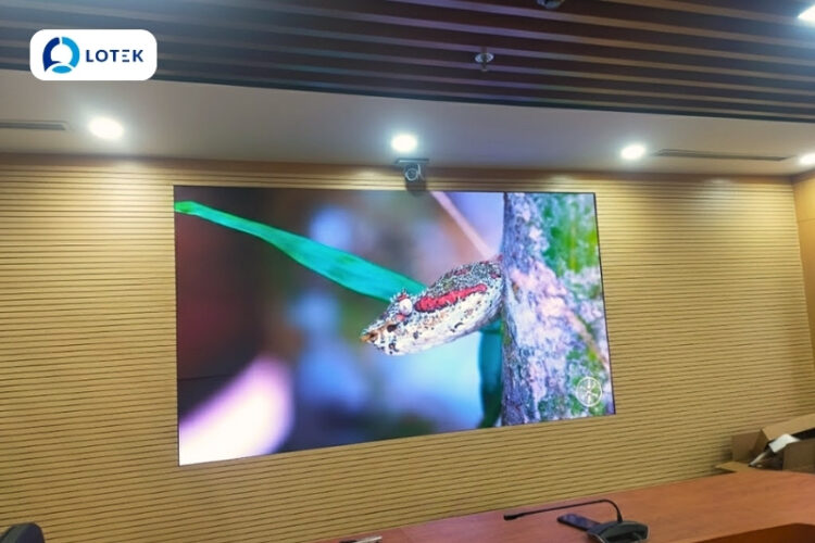 LẮP ĐẶT MÀN HÌNH LED P1.538 TRONG NHÀ TẠI CÔNG TY VINAFOR